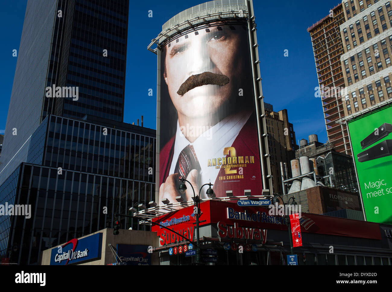 Ein Film Plakatwerbung "Anchorman 2" mit Will Ferrell steht über 34th Street und 7th Avenue in New York City. Stockfoto