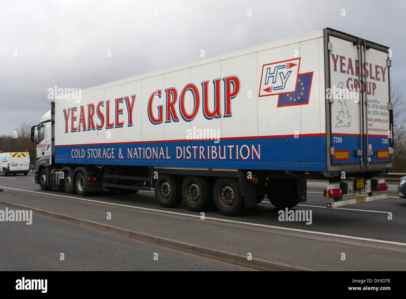 Eine Yearsley Gruppe LKW Reisen entlang der Schnellstraße A46 in Leicestershire, England Stockfoto