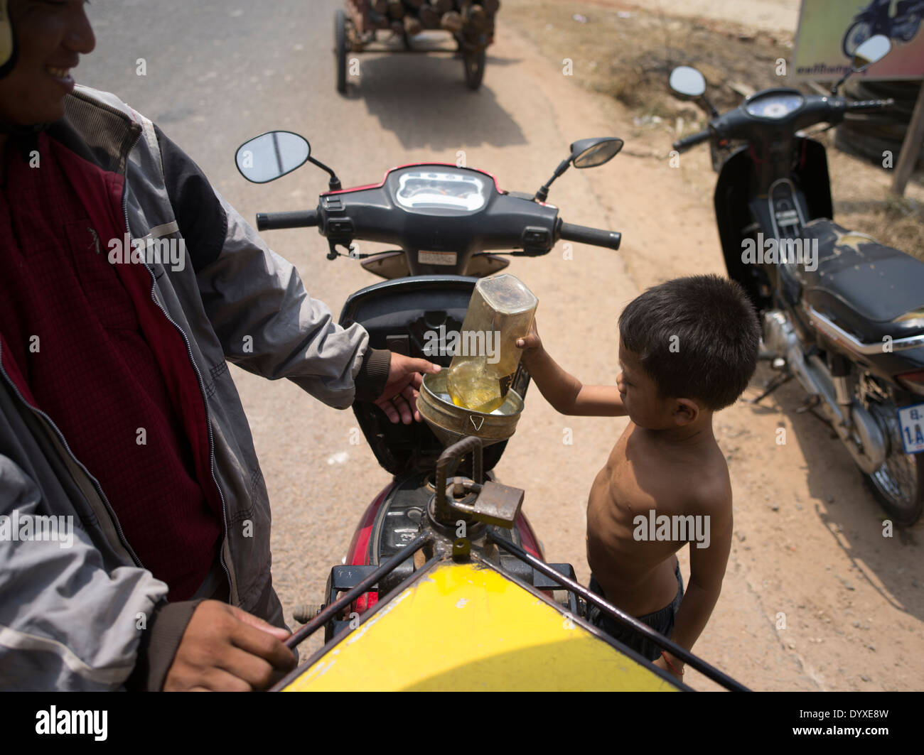 Am Straßenrand Tankstelle (Benzin) Siem Reap, Kambodscha Stockfoto