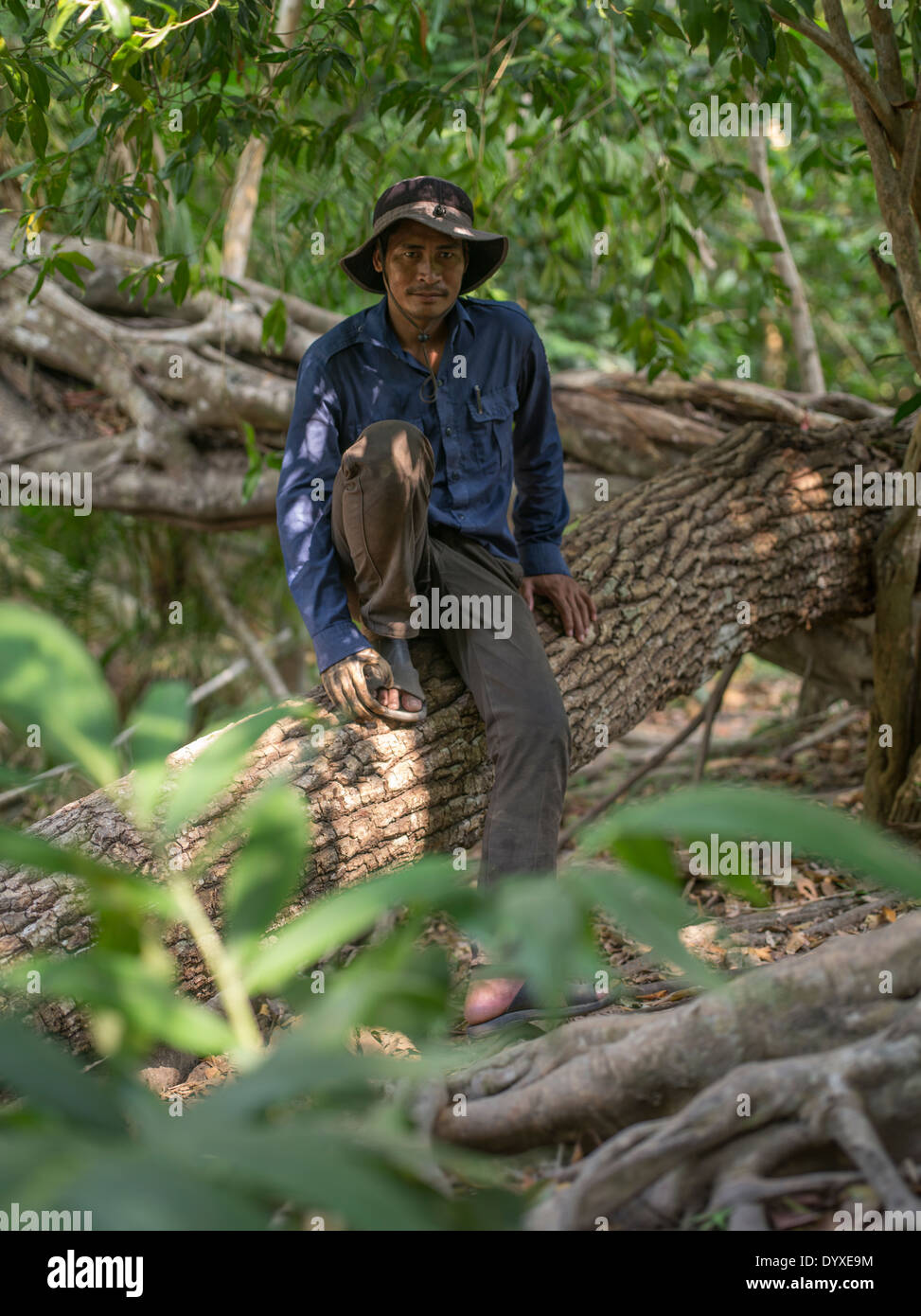 Kambodschanische Guide bei Kbal Spean, der seine Hand auf eine Landmine verloren und hölzernen Rechte Hand. Stockfoto