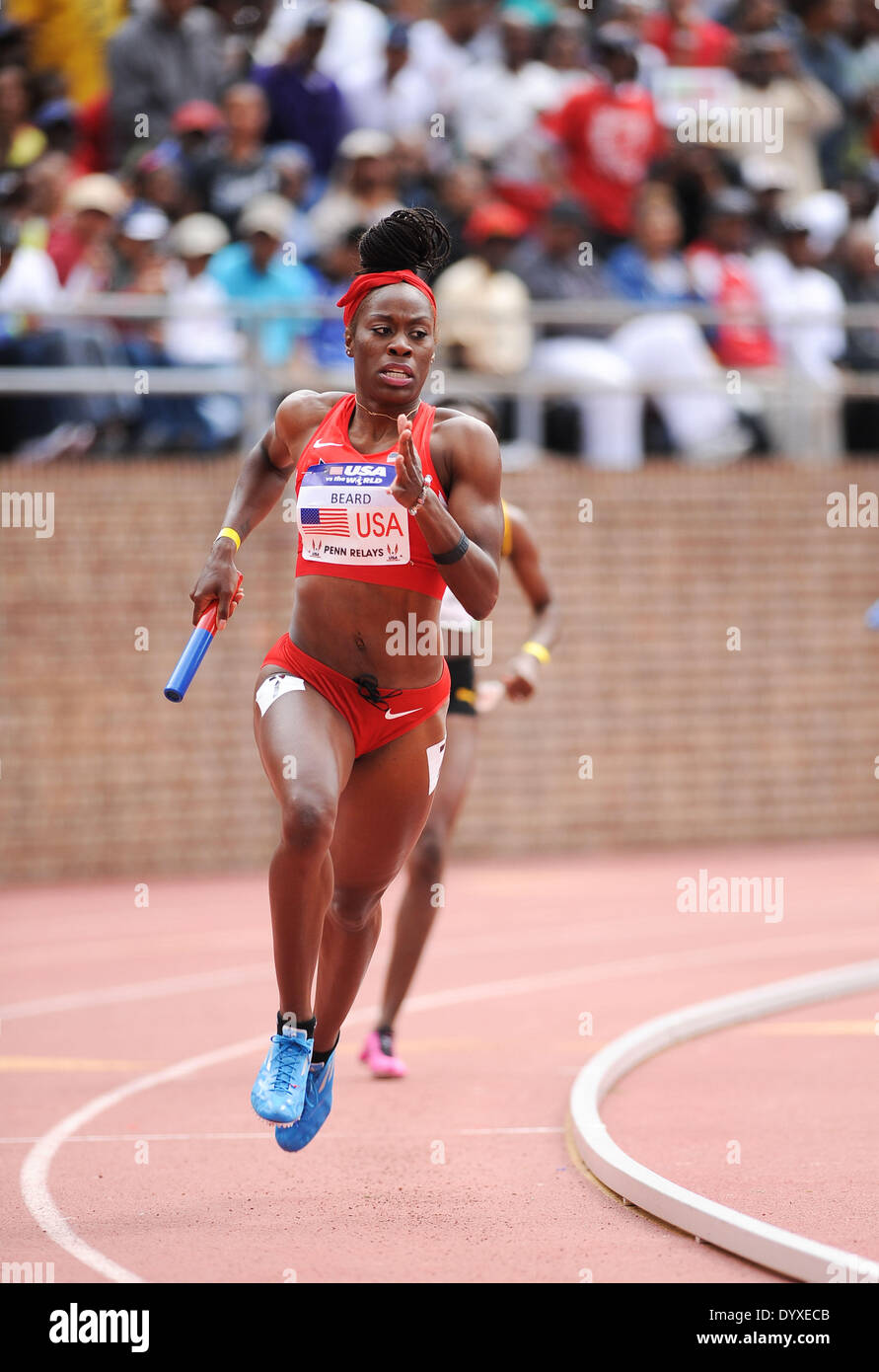 Philadelphia, Pennsylvania, USA. 26. April 2014. JESSICA Bart des Team USA läuft die letzte Etappe der USA Vs hielt die Welt 4 x 400 an der Penn Relays in Franklin Field in Philadelphia. Bildnachweis: Ricky Fitchett/ZUMAPRESS.com/Alamy Live-Nachrichten Stockfoto