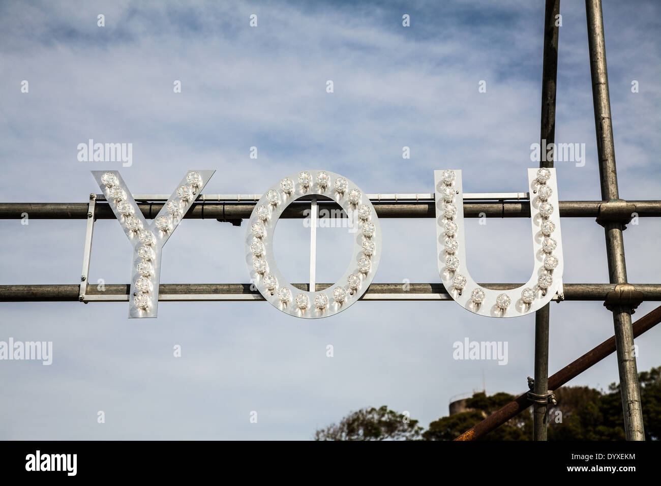 Ein Auszug aus einer Kunst-Installation mit dem Wort "YOU" auf Cockatoo Island Sydney. Stockfoto