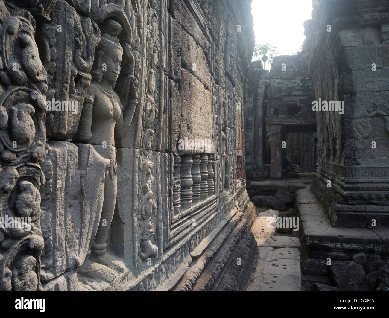 Sandstein Flachrelief Carvings der Apsara im Tempel Preah Khan, Siem Reap, Kambodscha Stockfoto