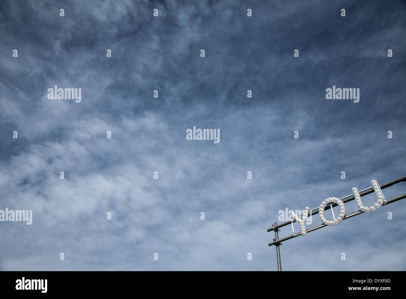 Ein Auszug aus einer Kunst-Installation mit dem Wort "YOU" auf Cockatoo Island Sydney. Stockfoto