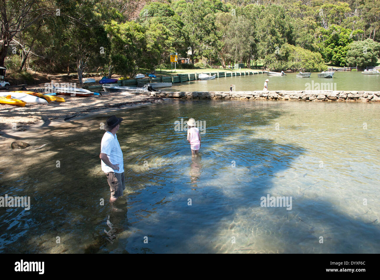 Menschen genießen das Wasser bei Catherine Park auf Schottland Island, Australien Stockfoto