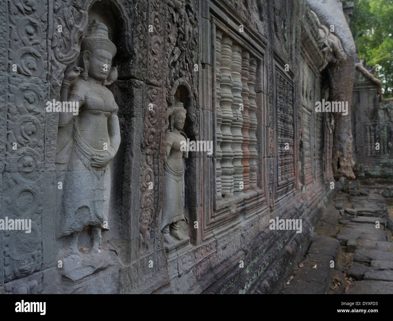 Sandstein Flachrelief Carvings der Apsara im Tempel Preah Khan, Siem Reap, Kambodscha Stockfoto