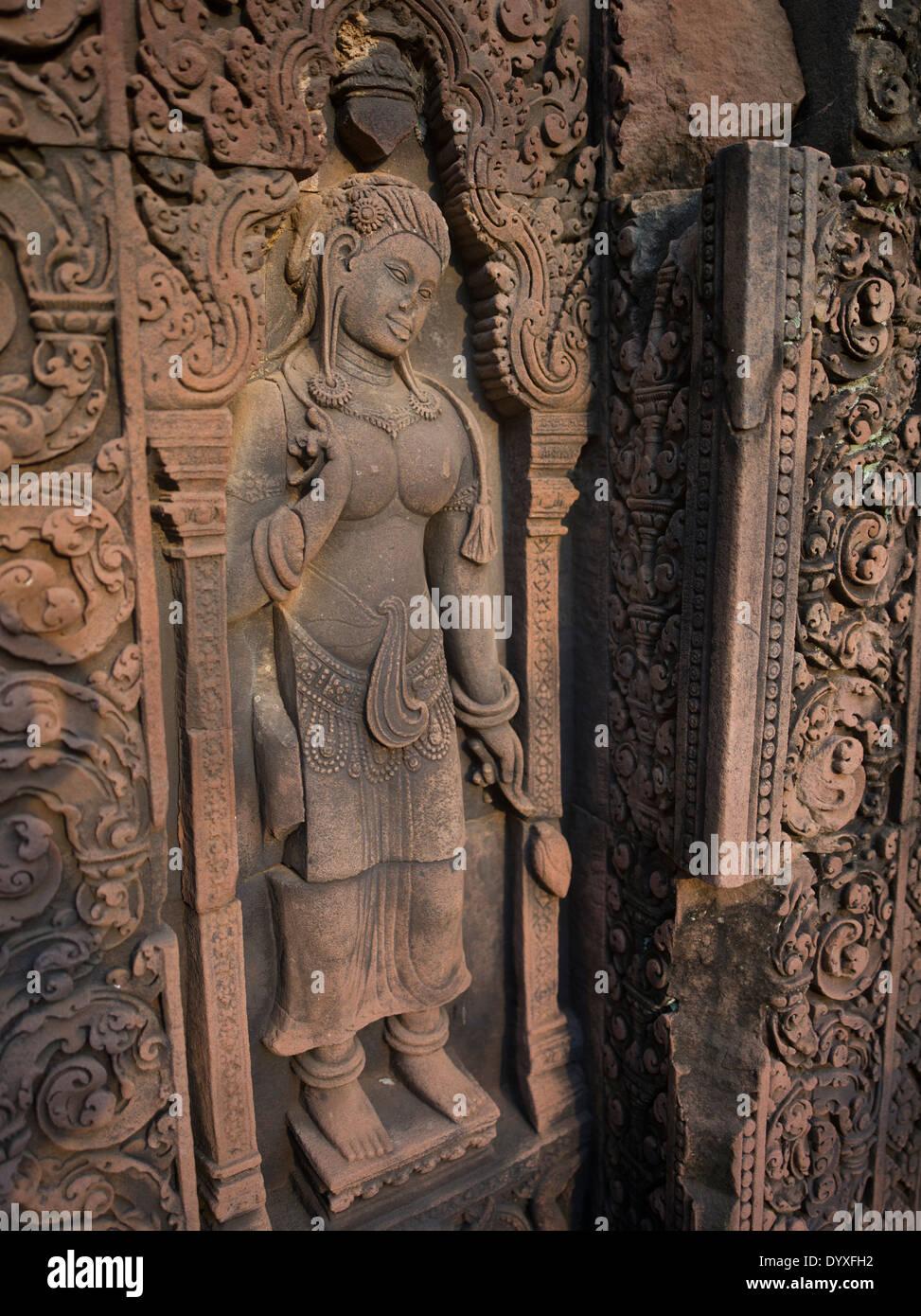 Apsara Basrelief Sandstein schnitzen am Banteay Srei Hindu-Tempel ist Shiva gewidmet. Siem Reap, Kambodscha Stockfoto