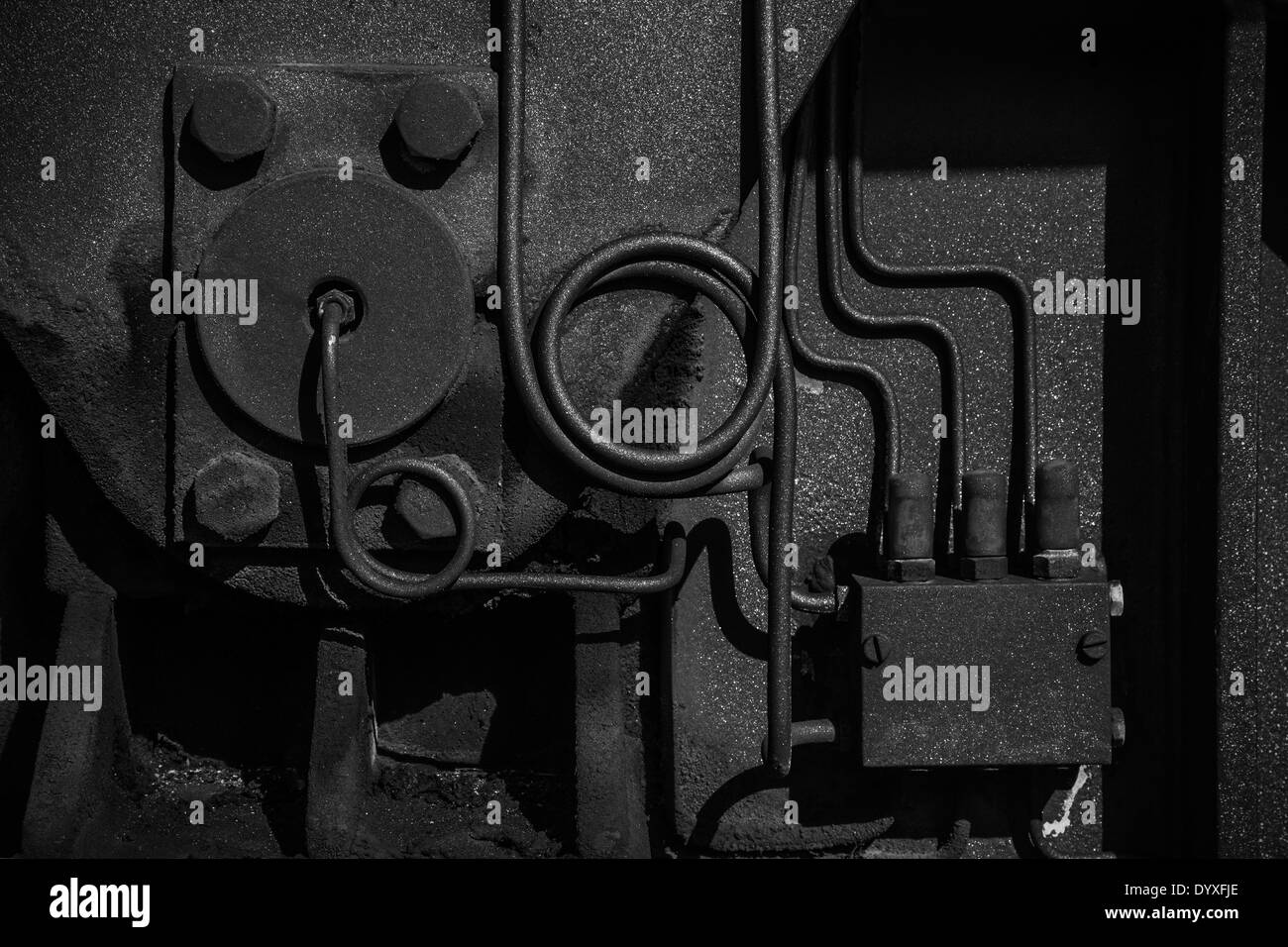 Einige KK Kupferrohre vor einem schwarzen Hintergrund aus Metall. Stockfoto