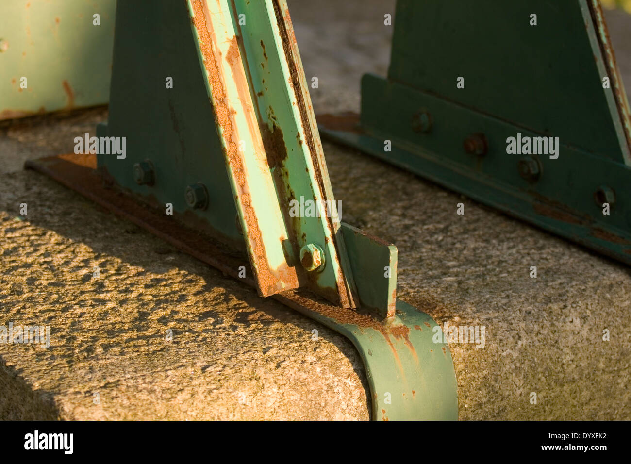 Alterung von Stahlstützen fest in Beton Stockfoto