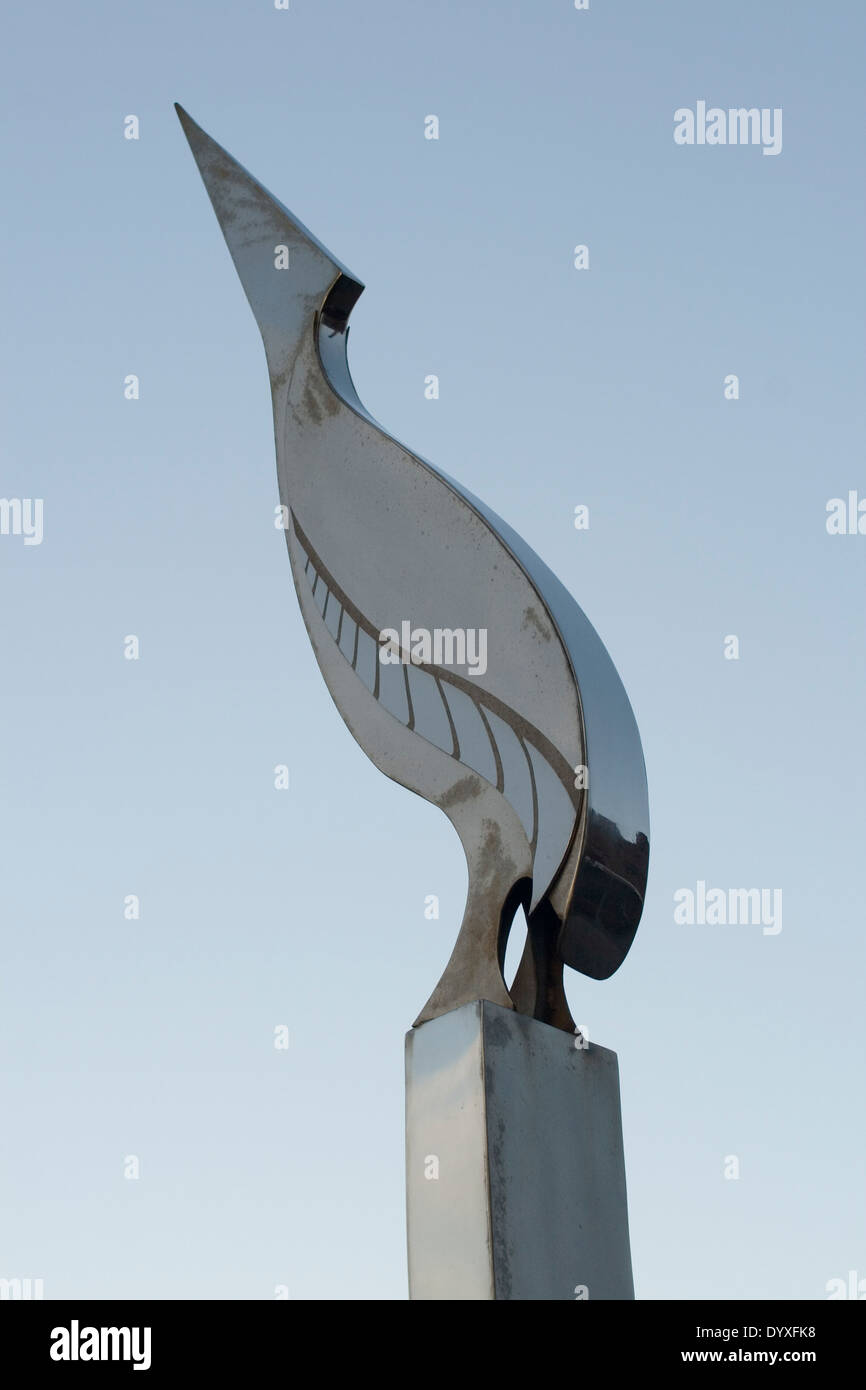 Statue, die einen Vogel aus rostfreiem Stahl gefertigt Stockfoto
