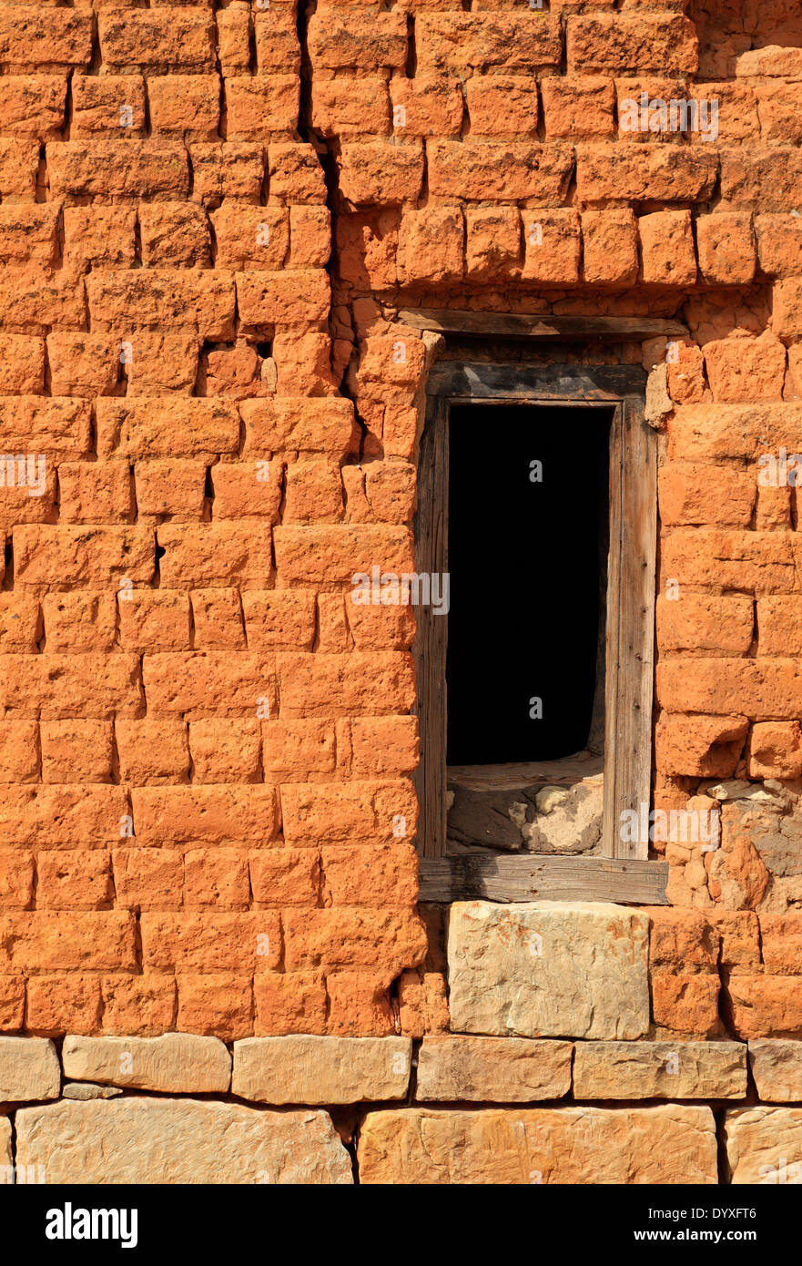 Leere hölzerne Fensterrahmen in Ruine roten Backsteinmauer Stockfoto