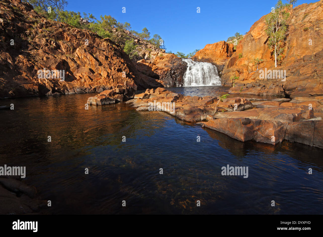Kleiner Wasserfall und Pool mit kristallklarem Wasser, Kakadu National Park, Australien Stockfoto