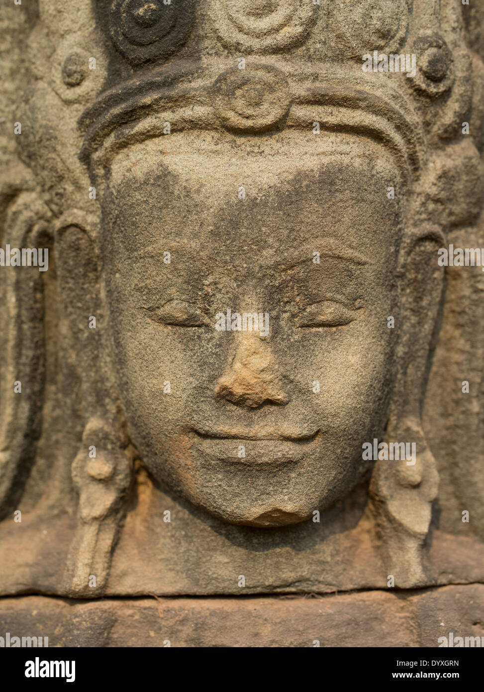 Stein Schnitzen einer Apsara Gesicht neben der Terrasse der Elefanten, Angkor Thom Temple, Siem Reap, Kambodscha Stockfoto