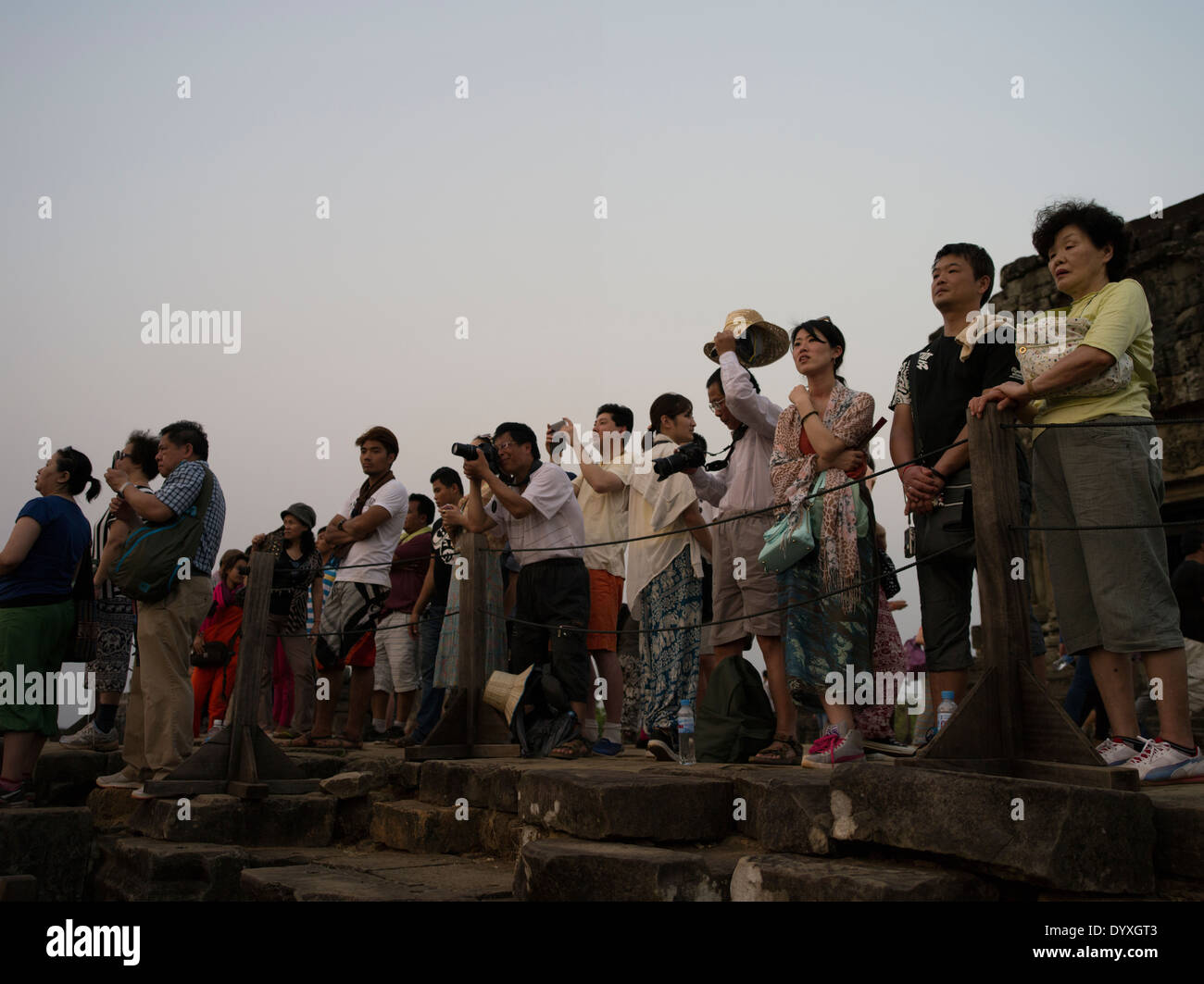 Touristen-Linie bis um zu Sonnenuntergang vom Phnom Bakheng, Siem Reap, Kambodscha Stockfoto
