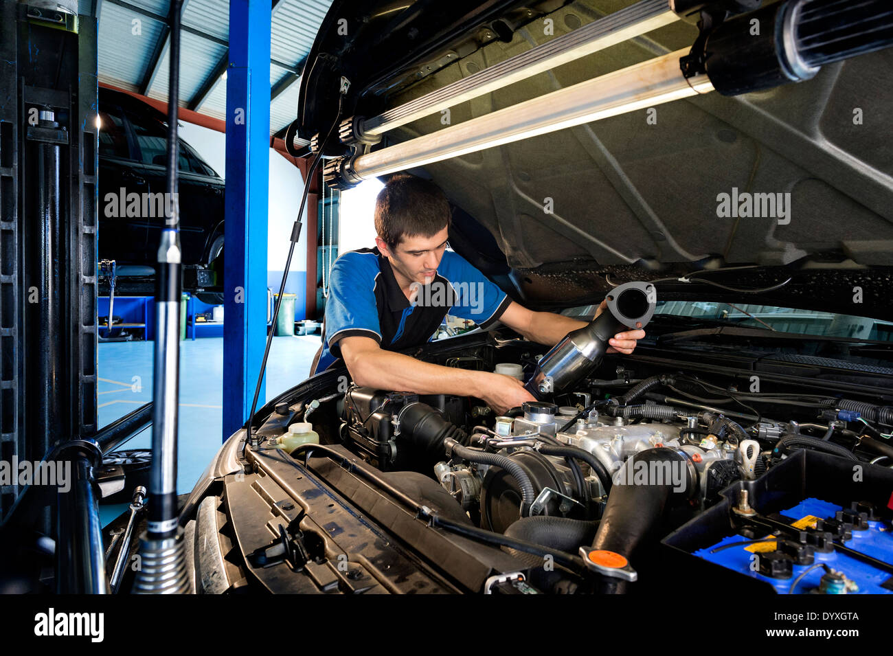 Lehrling Mechaniker unter Motorhaube Stockfoto