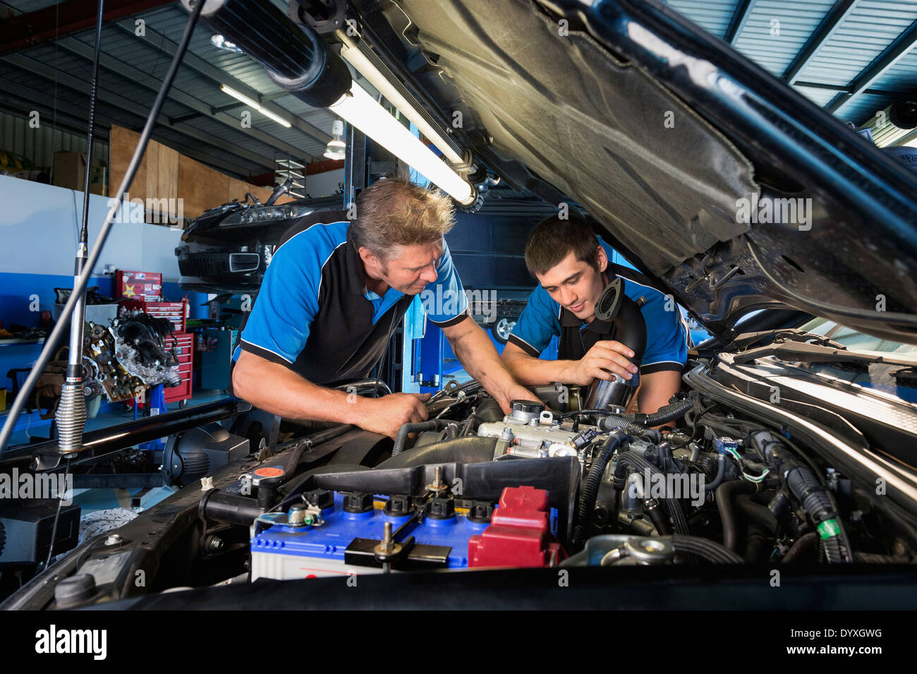 Mechaniker arbeiten unter Motorhaube Stockfoto