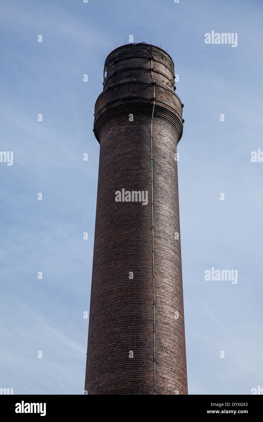 Eine alte gemauerte Schornstein vor blauem Himmel Stockfoto