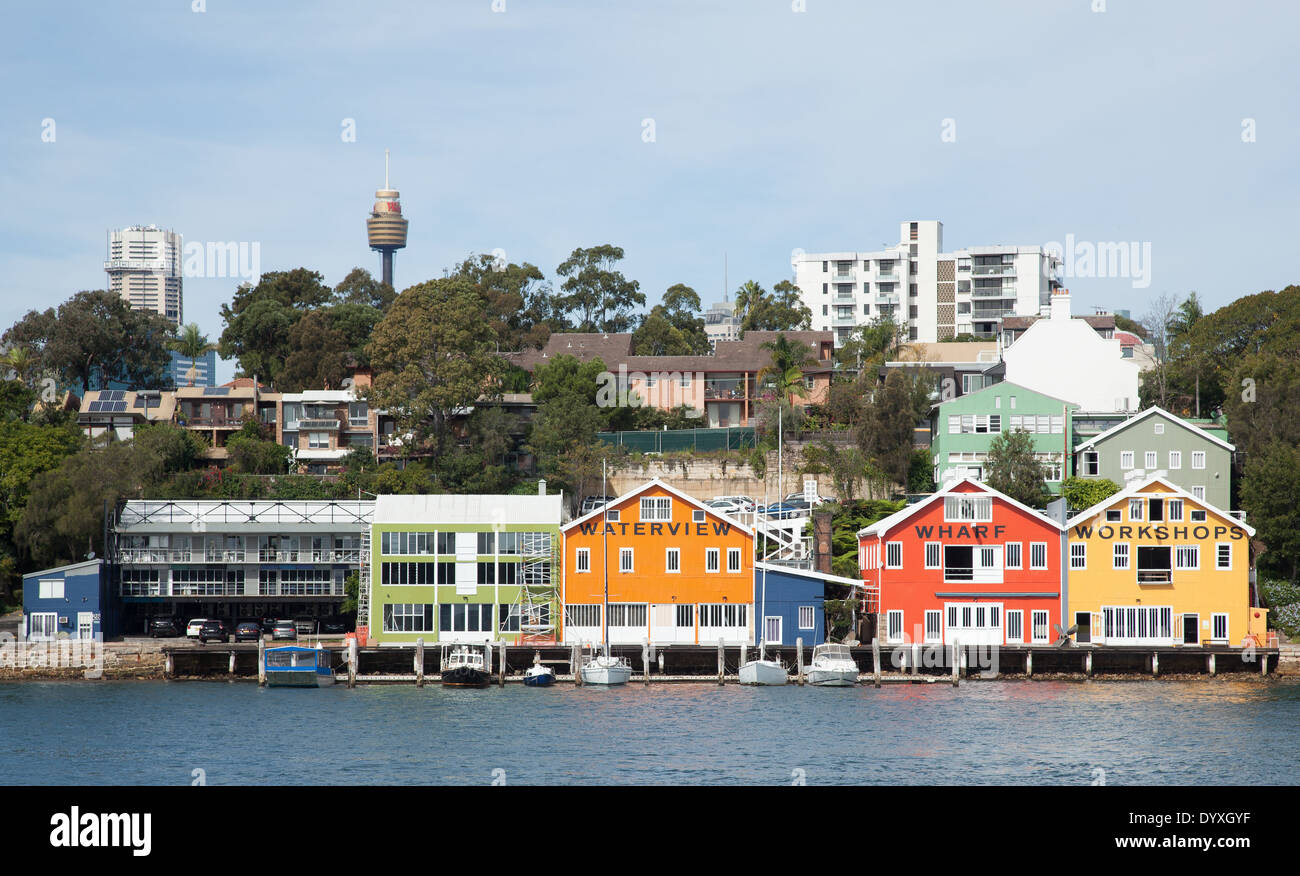 Einige bunt bemalte Büros am Wasser in Mort Bay, Sydney Harbout Stockfoto