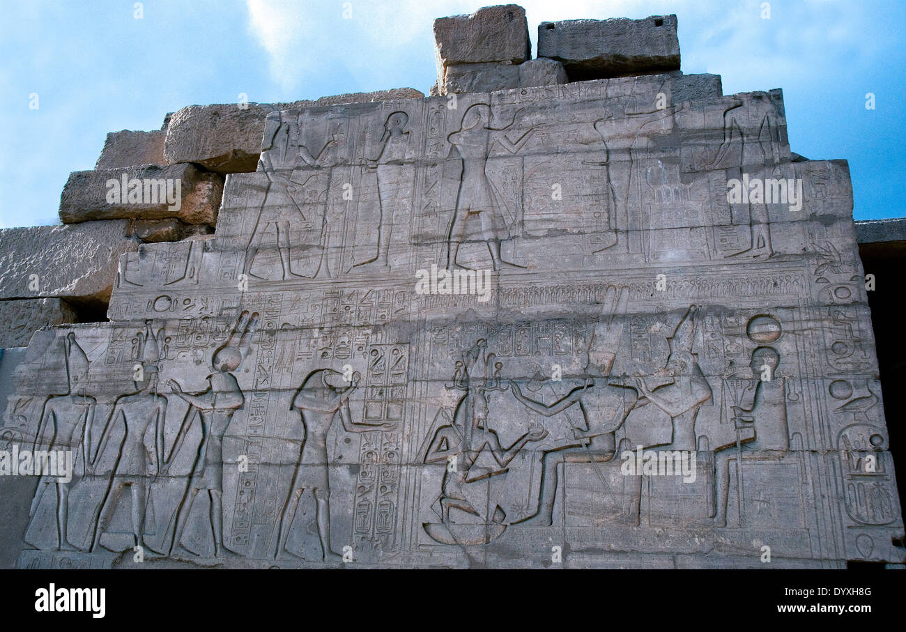 Ramesseum: die Beerdigung Tempel des Pharao Ramses II. der große (1303-1213 v. Chr. XIX dyn.). Wand mit Schnitzereien. Stockfoto