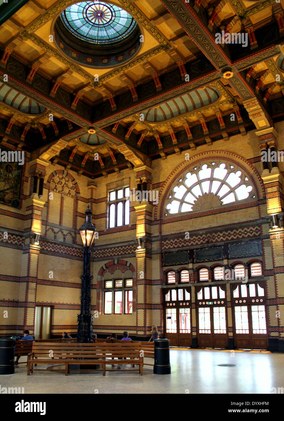 Innenraum der Ende des 19. Jahrhunderts Main Railway Station in Groningen, Niederlande Stockfoto