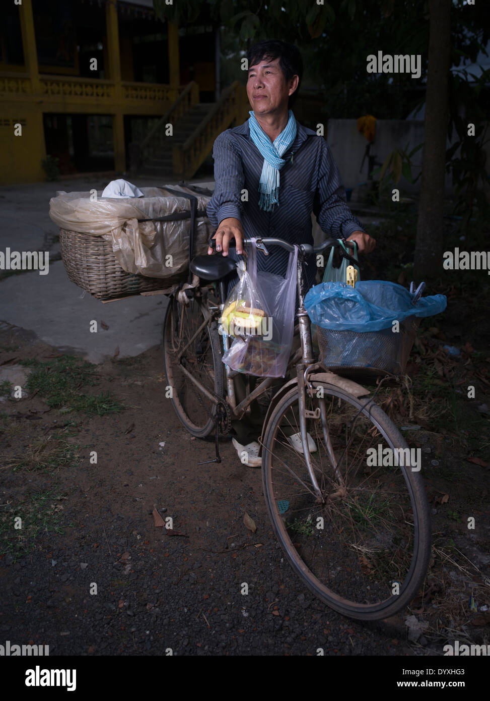 Kambodschanische Mann mit Fahrrad im Tempel Angkor Wat, Siem Reap, Kambodscha Stockfoto