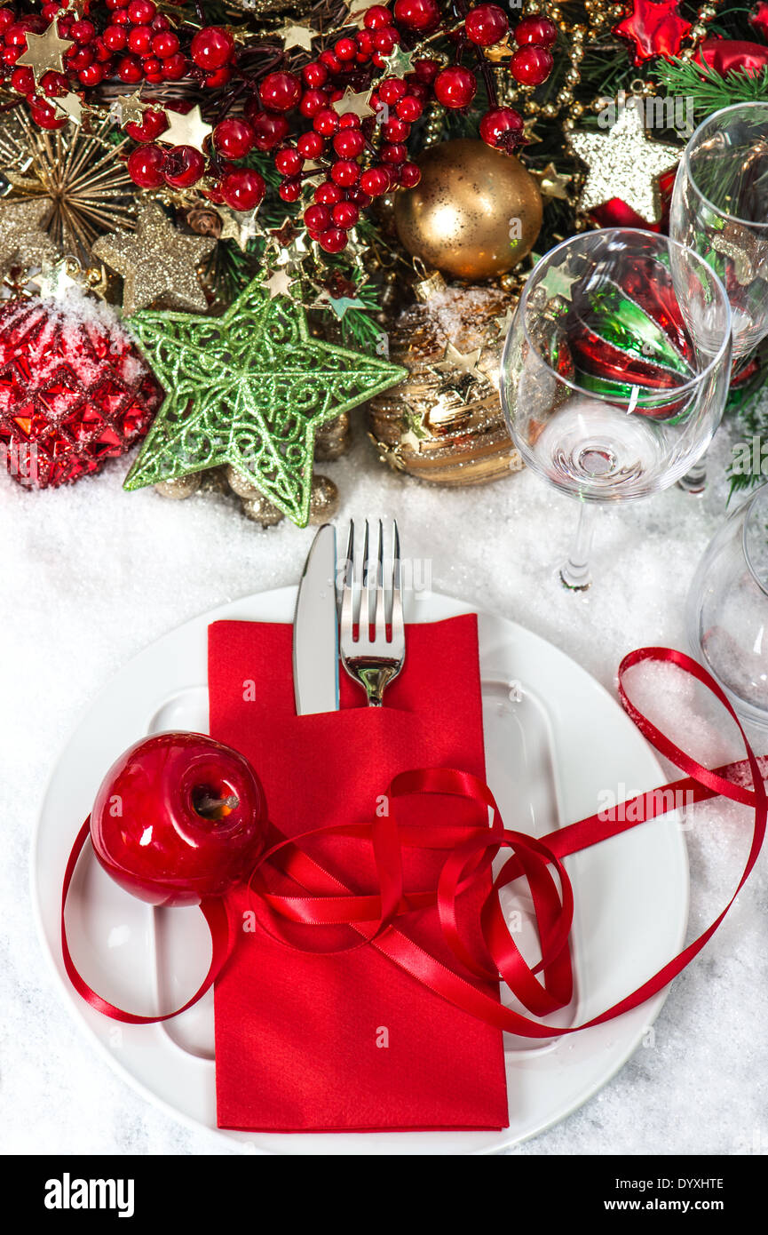 festliche Weihnachten Tisch Gedeck mit rote Dekoration. selektiven Fokus Stockfoto