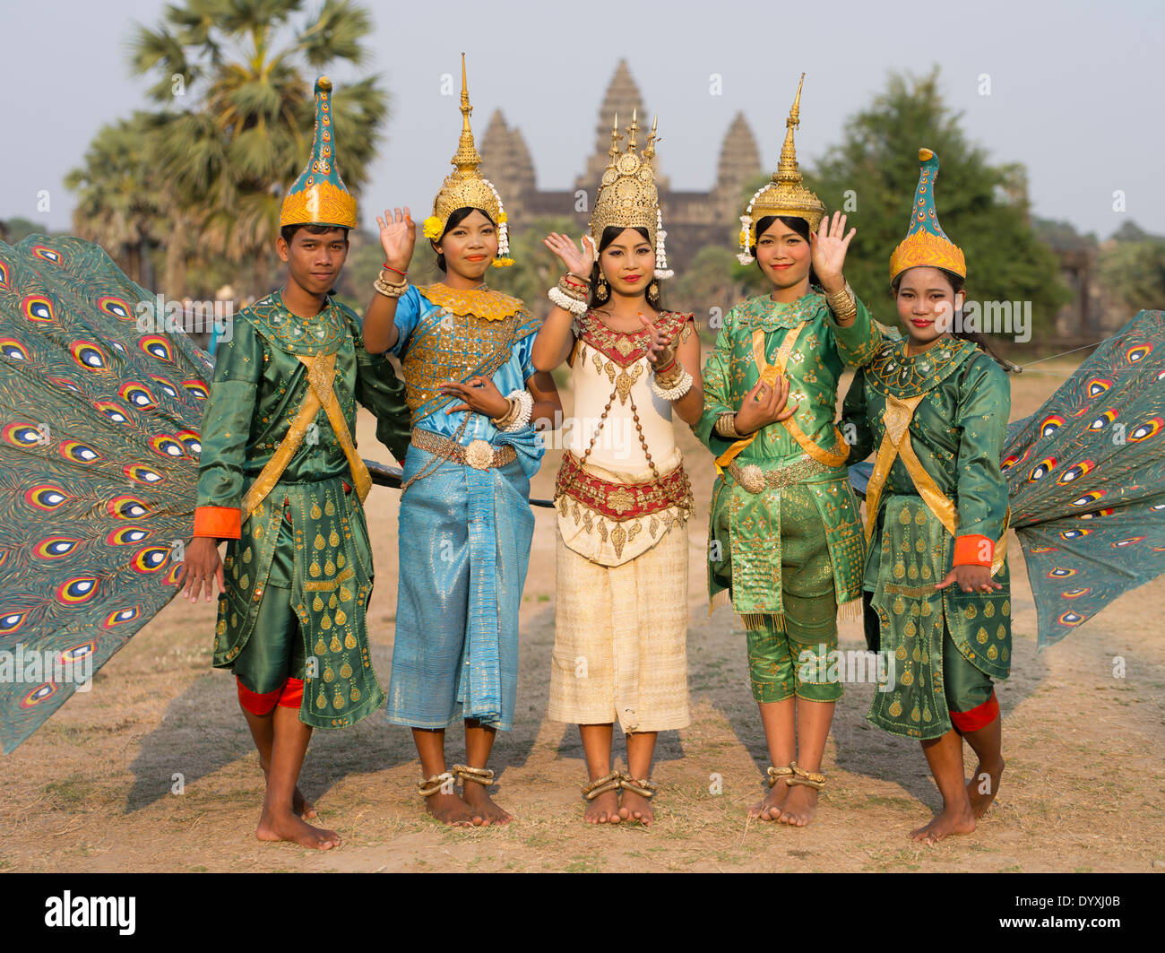 Khmer traditionelle Tänzer in Tracht am Tempel von Angkor Wat, Siem Reap, Kambodscha Stockfoto