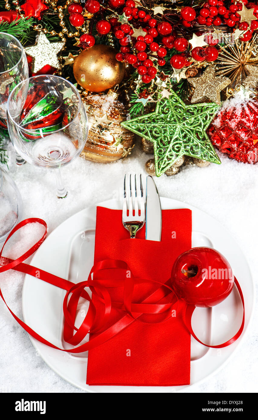 Weihnachten-Tisch-Gedeck mit roten und goldenen Verzierungen. lebendigen Farben. selektiven Fokus Stockfoto