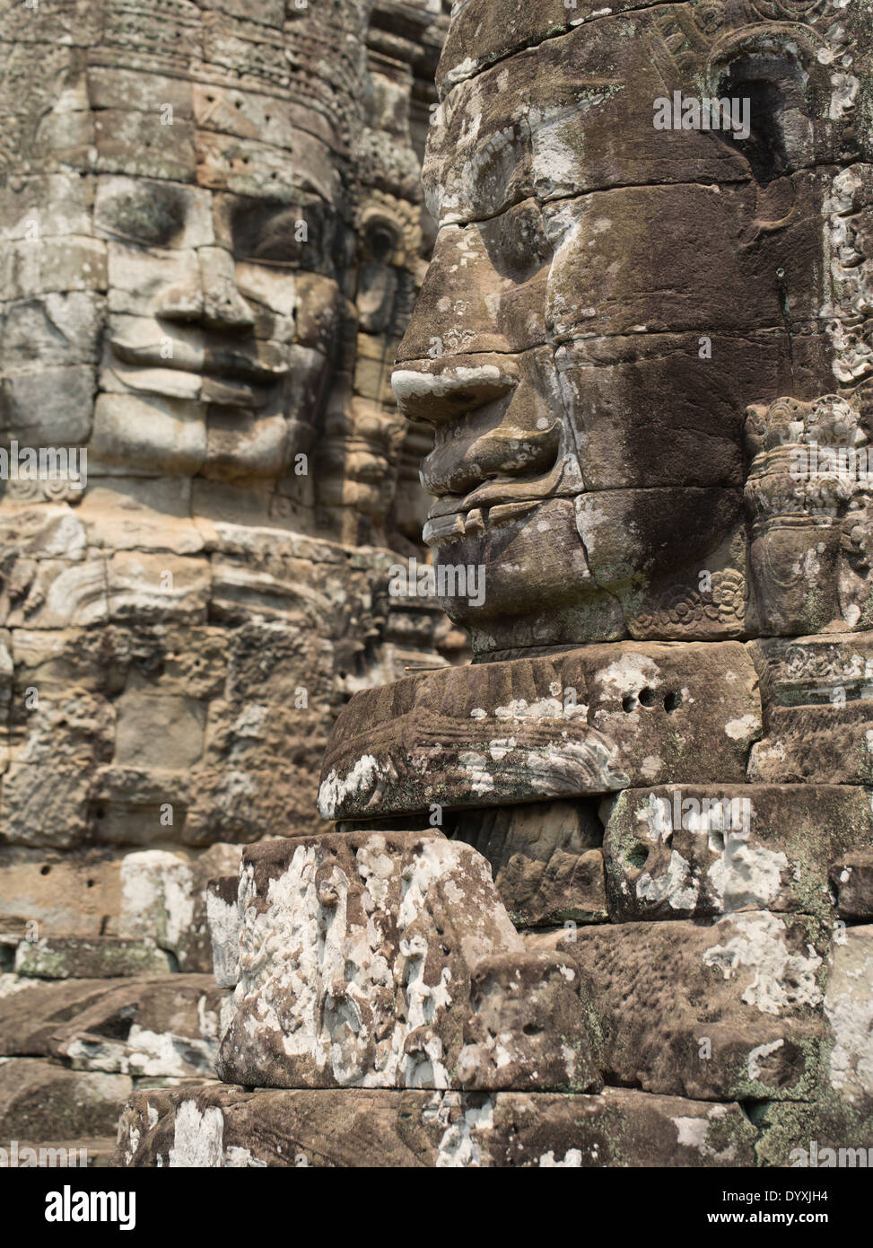 Türme mit den lächelnden Gesichtern der Lokeshvara Bayon Tempel innerhalb der Mauern von Angkor Thom, Siem Reap, Kambodscha Stockfoto