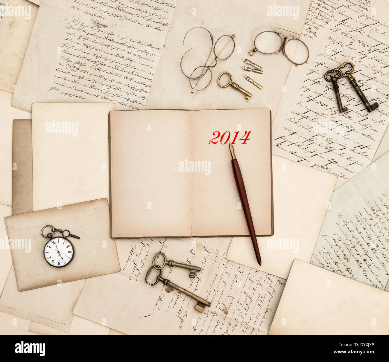 Antike Accessoires, alte Briefe, sehen und Tasten. Vintage Nostalgie-Hintergrund mit Tagebuch für das Jahr 2014 Stockfoto