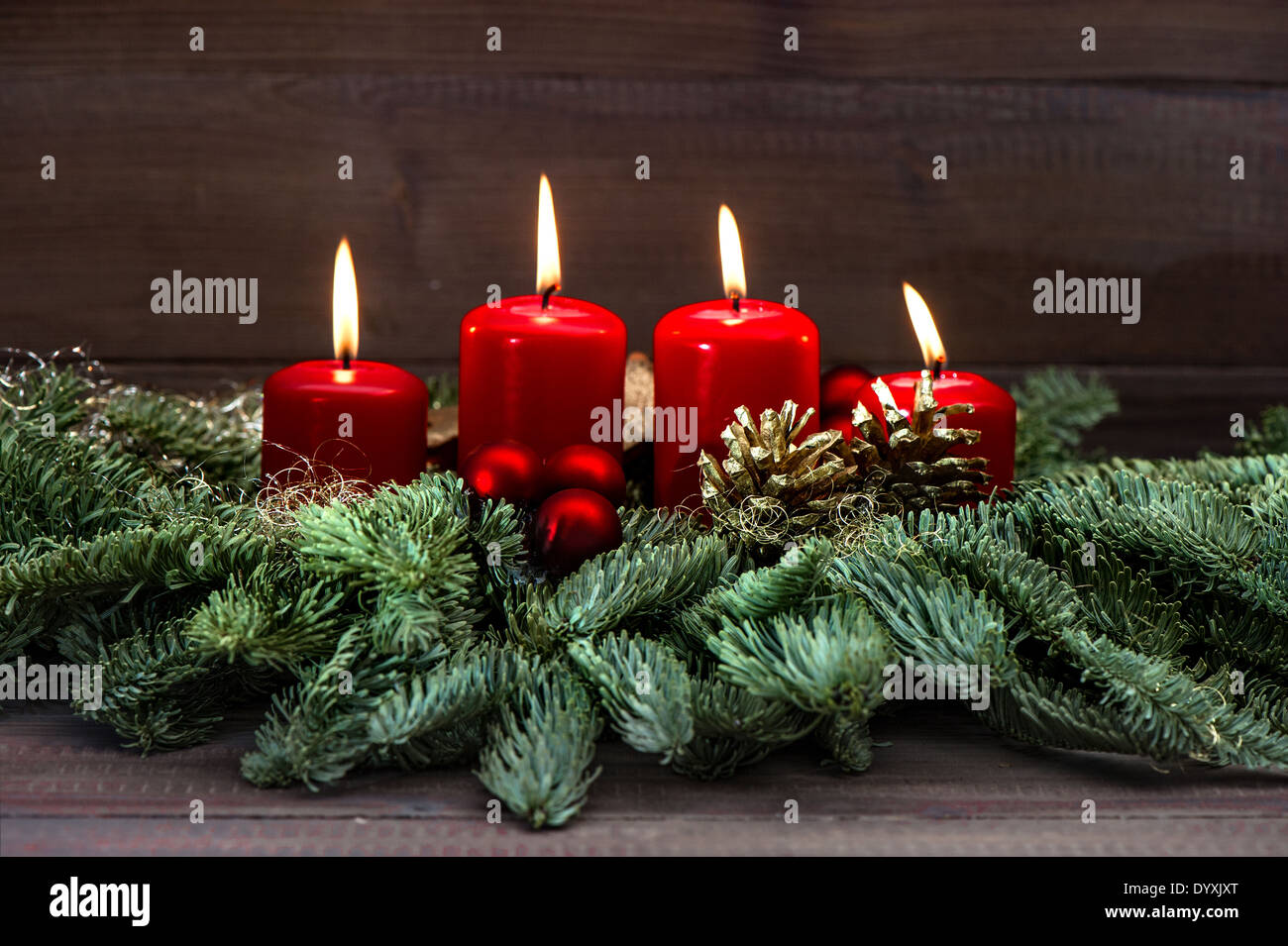 festlicher Advent Dekoration mit vier roten brennenden Kerzen, Kugeln