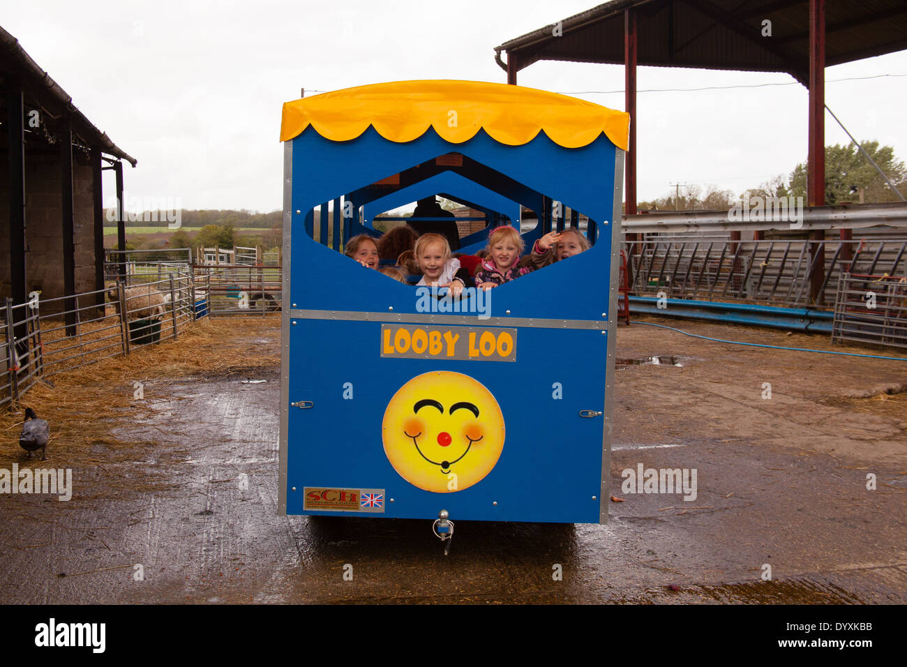 Kinder Traktorfahrt in Millers Arche Tierfarm Blackstock Lane, Haken, Hampshire, England, Vereinigtes Königreich. Stockfoto