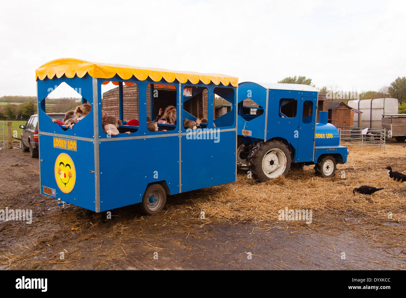 Kinder Traktorfahrt in Millers Arche Tierfarm Blackstock Lane, Haken, Hampshire, England, Vereinigtes Königreich. Stockfoto