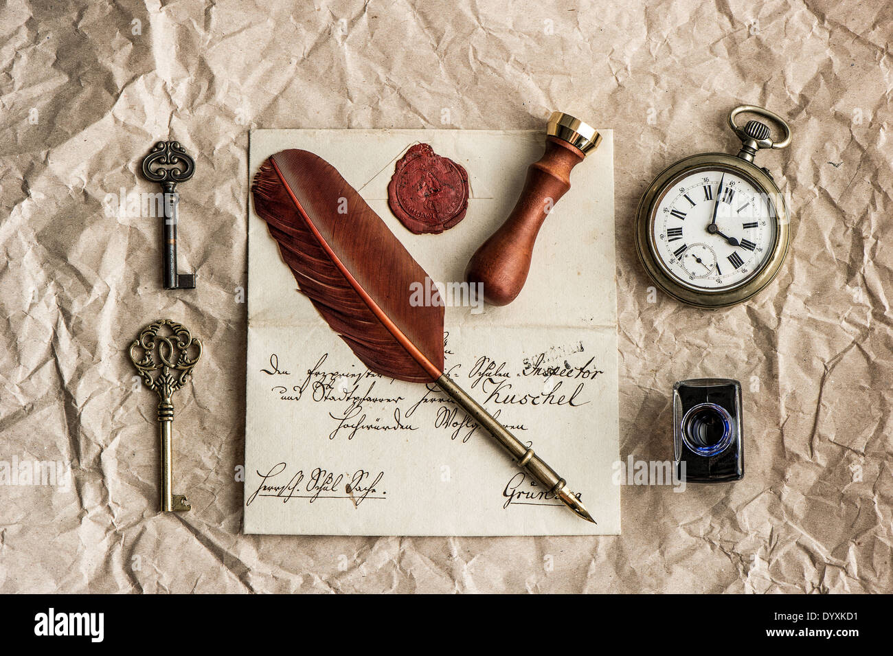 nostalgischen Hintergrund mit alten Brief und Vintage Kugelschreiber. Retro-Stil dunkel getönten Bild Stockfoto