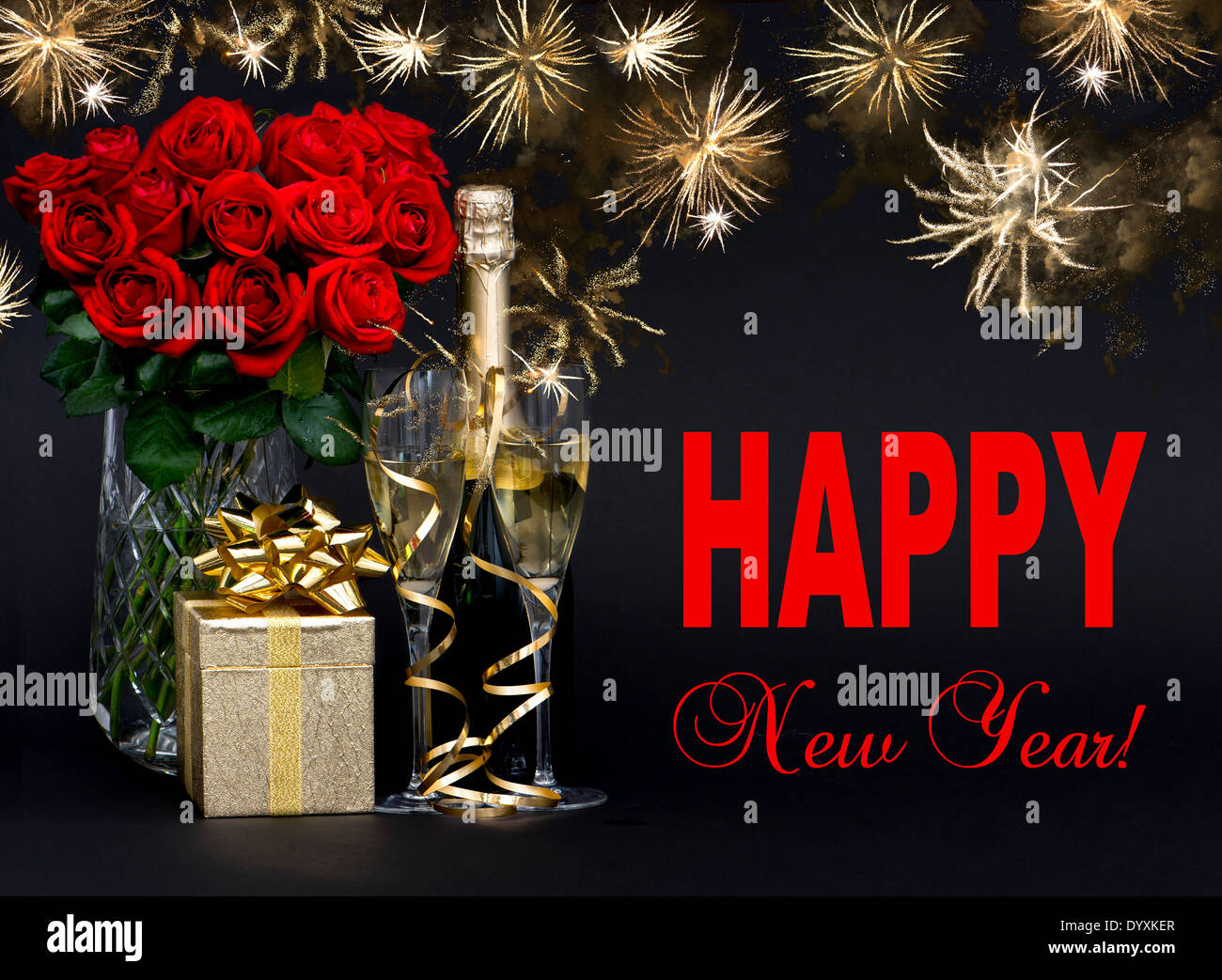 Frohes neues Jahr! Karte-Konzept. rote Rosen, Flasche Champagner, goldenen Geschenk mit wunderschönen goldenen Feuerwerk auf schwarzem Hintergrund Stockfoto