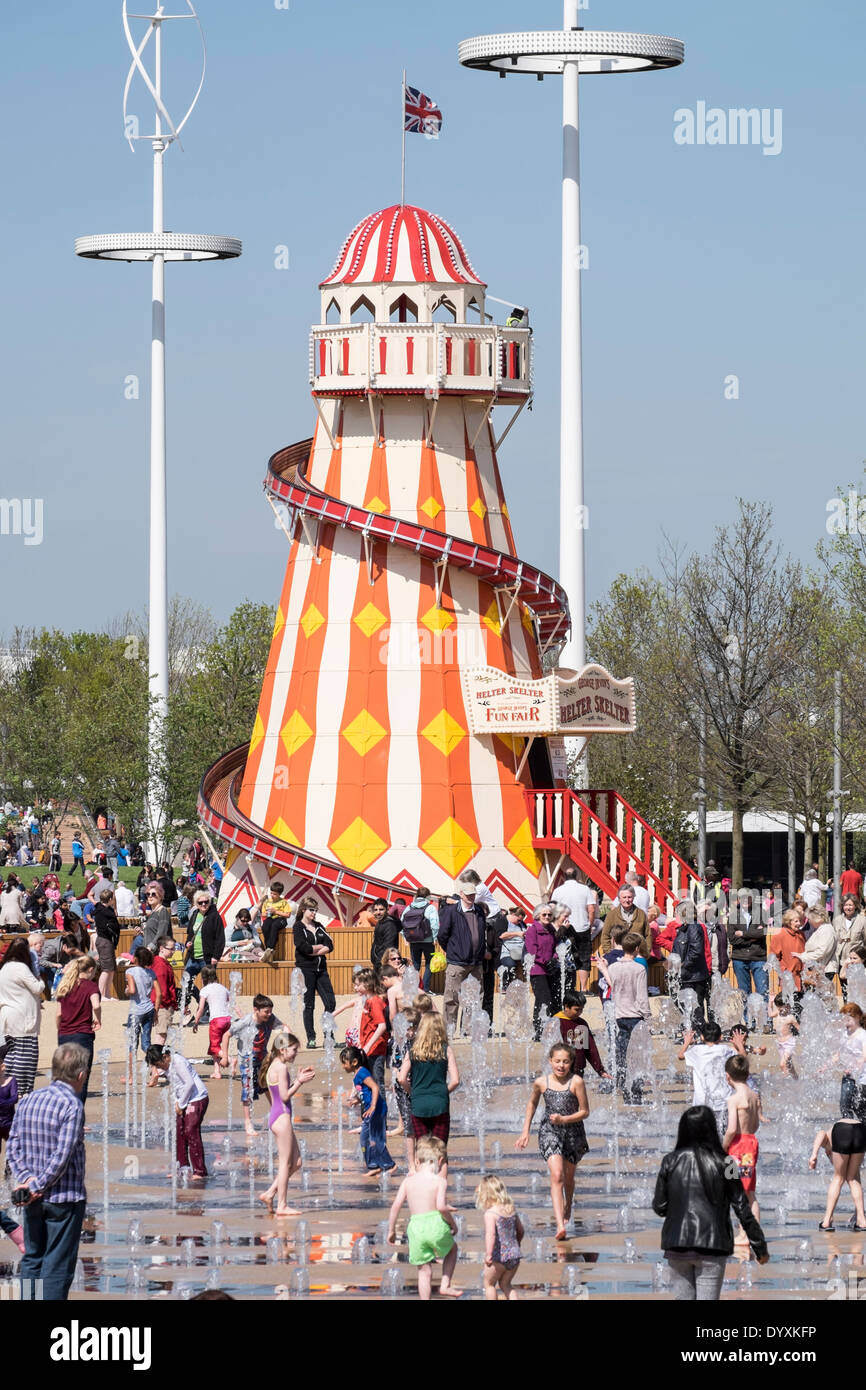 Helter Skelter Kirmes und Brunnen mit viele Besucher im Queen Elizabeth Olympic Park in Stratford London Vereinigtes Königreich Stockfoto