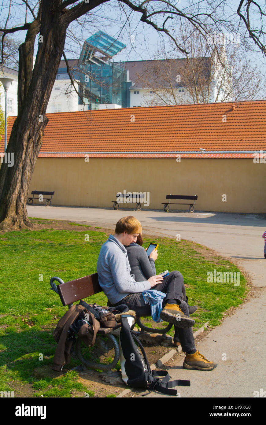 Junges Paar in ihren 20ern beide Lesen Ebooks, Kampa-Insel, Mala Strana, Prag, Tschechische Republik, Europa Stockfoto