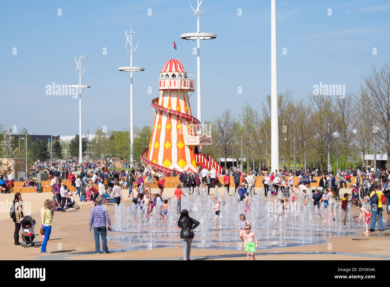 Helter Skelter Kirmes und Brunnen mit viele Besucher im Queen Elizabeth Olympic Park in Stratford London Vereinigtes Königreich Stockfoto