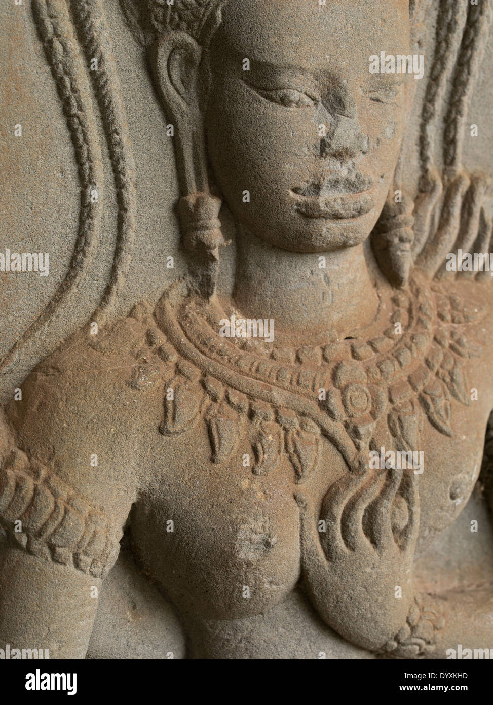 Apsara Sandstein Relief Schnitzereien am Angkor Wat, buddhistische Tempelanlage, Siem Reap, Kambodscha. Nase und Brustwarzen durch KR beschädigt Stockfoto