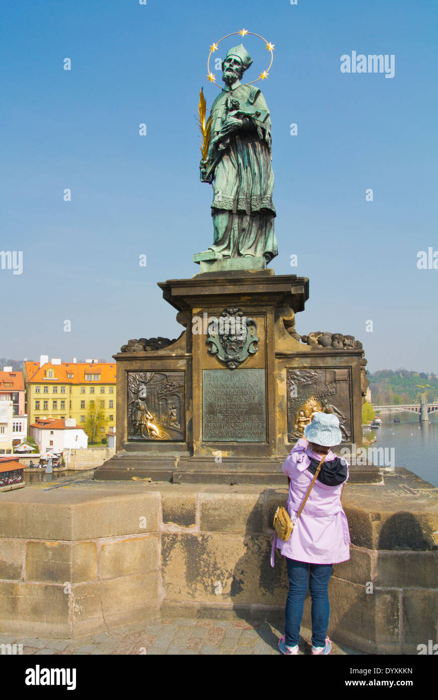 St. Johannes von Nepomuk-Statue berührt für viel Glück, Karluv most, Karlsbrücke, Prag, Tschechische Republik, Europa Stockfoto
