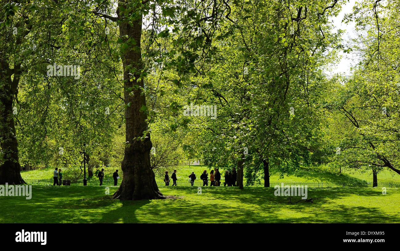 Menschen genießen Sie ein sonniges Wochenende in London, ein Spaziergang im Park und Blick auf die Tiere im St. James Park, London, UK, 26. April 2014 Stockfoto