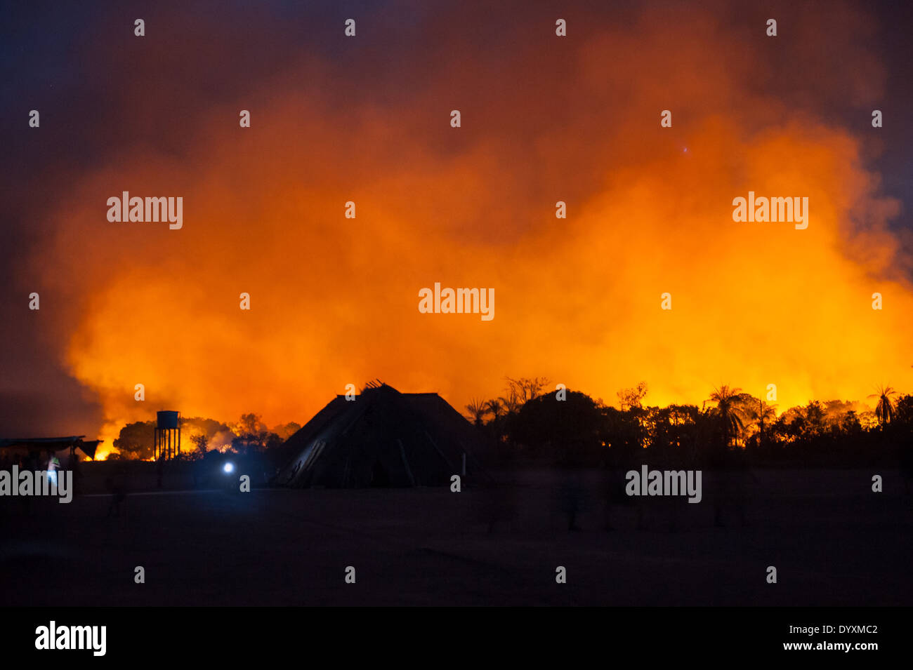 Xingu indigenen Park, Mato Grosso, Brasilien. Aldeia Matipu. Feuer im Wald Cerrados gefährlich nahe an das Dorf. Stockfoto
