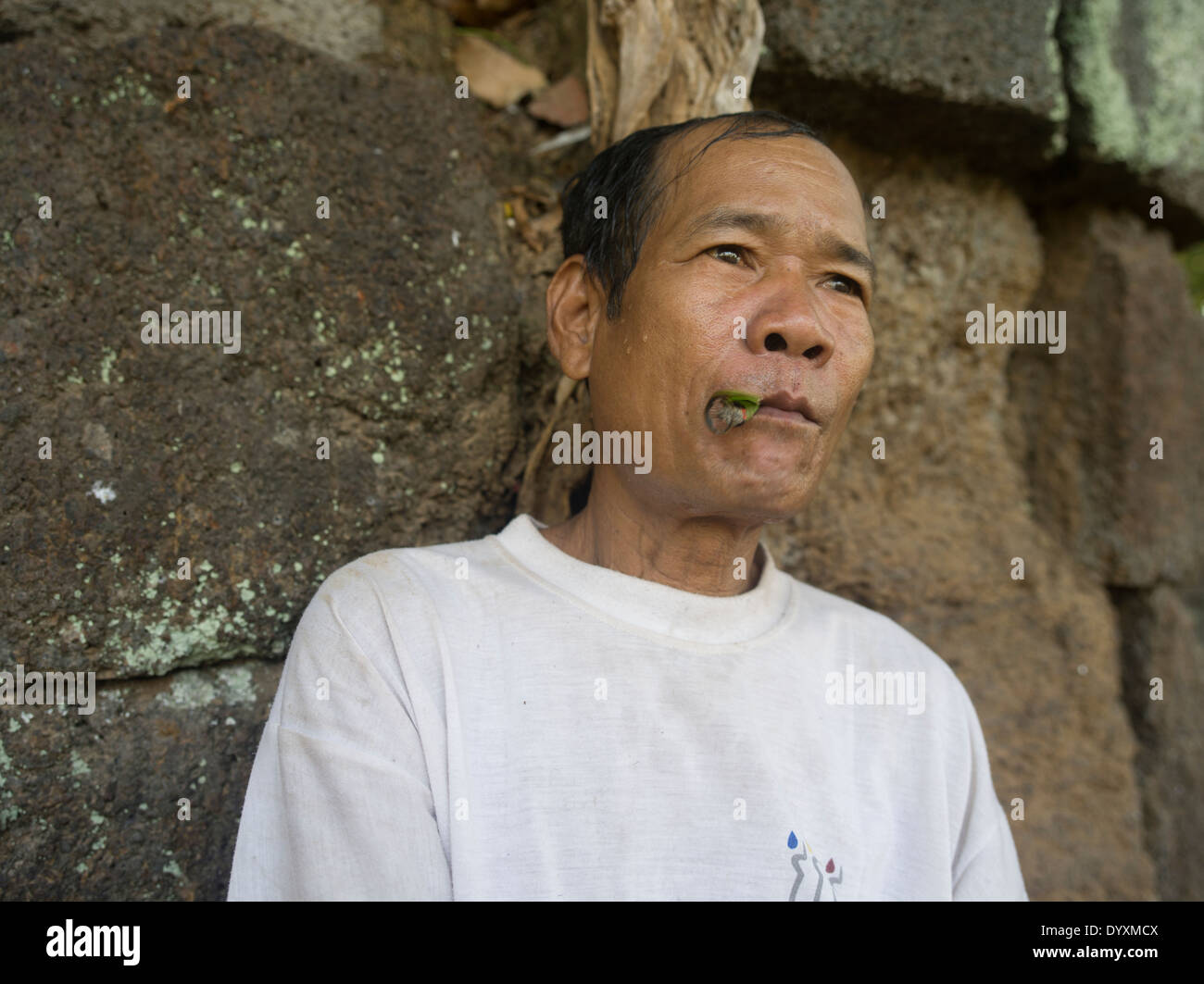 Camobdian Mann raucht eine Zigarre Blatt am Prasat Thom das wichtigste Denkmal von Koh Ker 127 NE von Siem Reap, Kambodscha Stockfoto