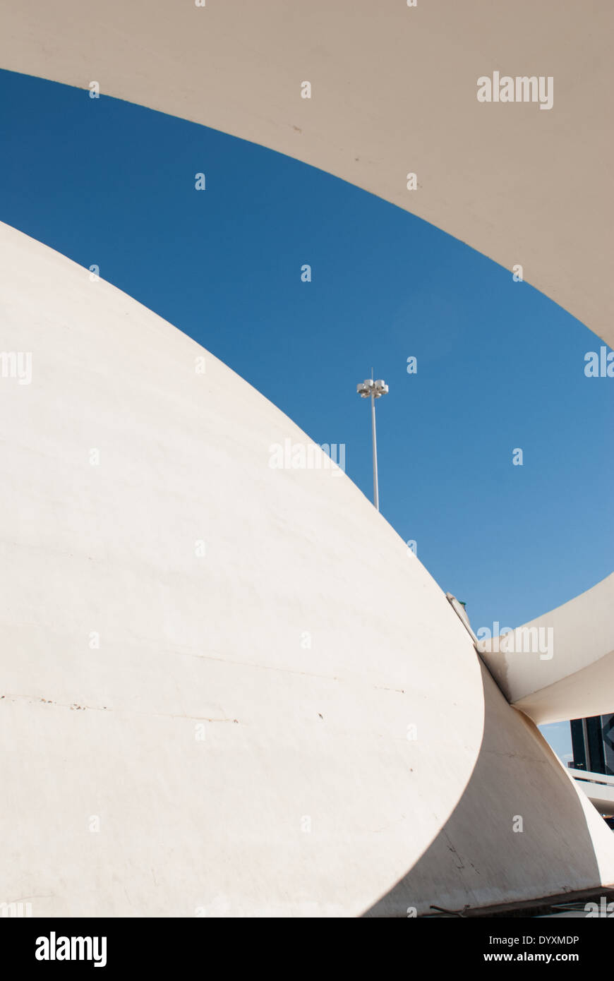 Brasilia, Brasilien. National Museum, Museu Nacional Honestino Guimarães, Architekt Oscar Niemeyer. Stockfoto