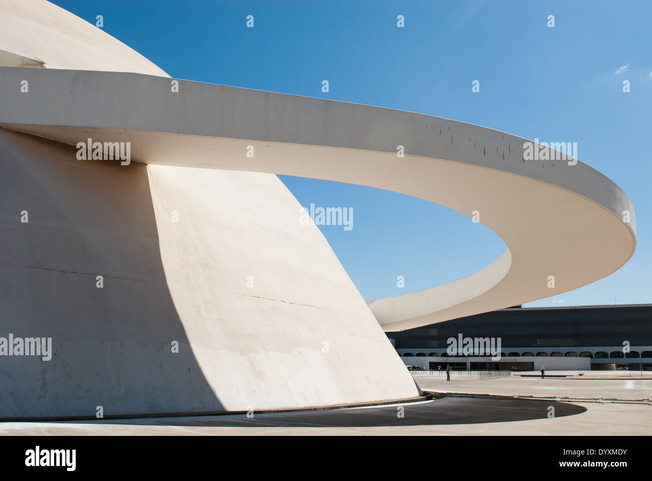 Brasilia, Brasilien. National Museum, Museu Nacional Honestino Guimarães, Architekt Oscar Niemeyer. Stockfoto