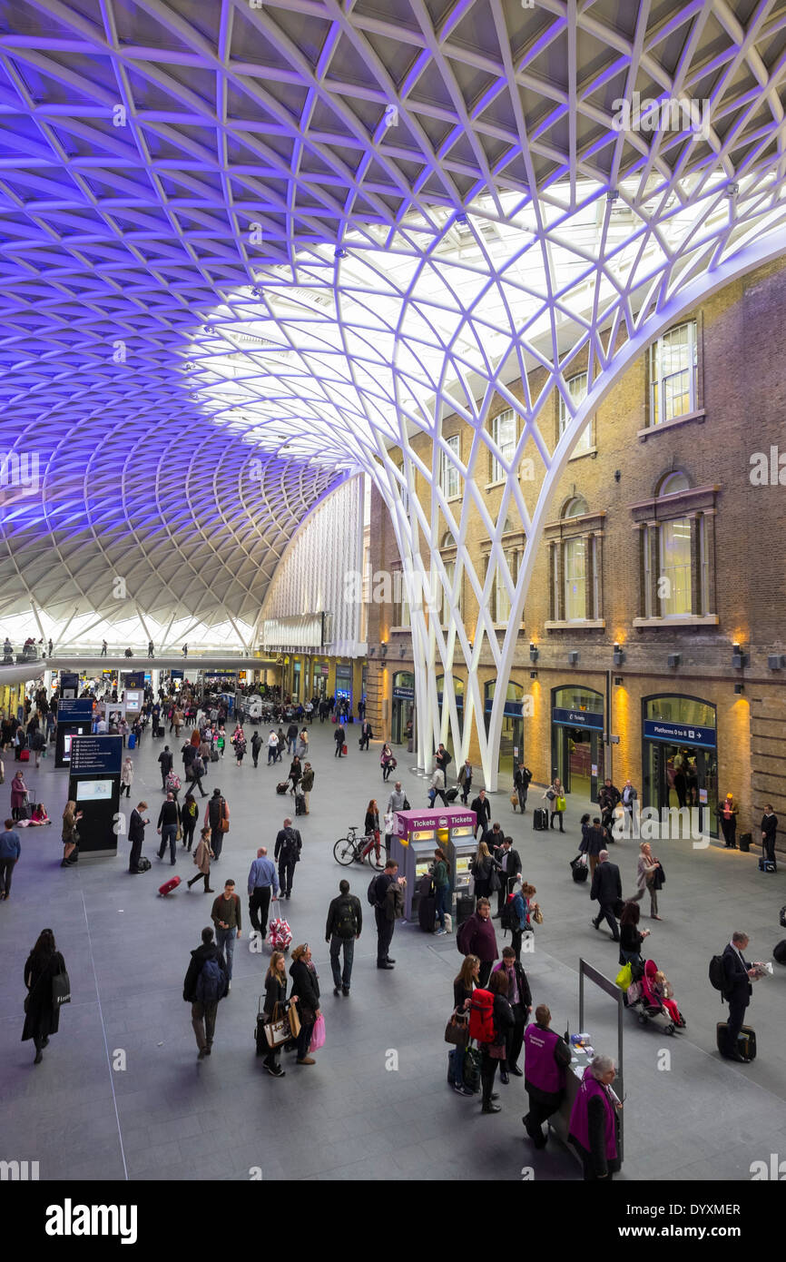 Moderne Architektur des westlichen Bahnhofshalle am Kings Cross Bahnhof in London Vereinigtes Königreich Stockfoto