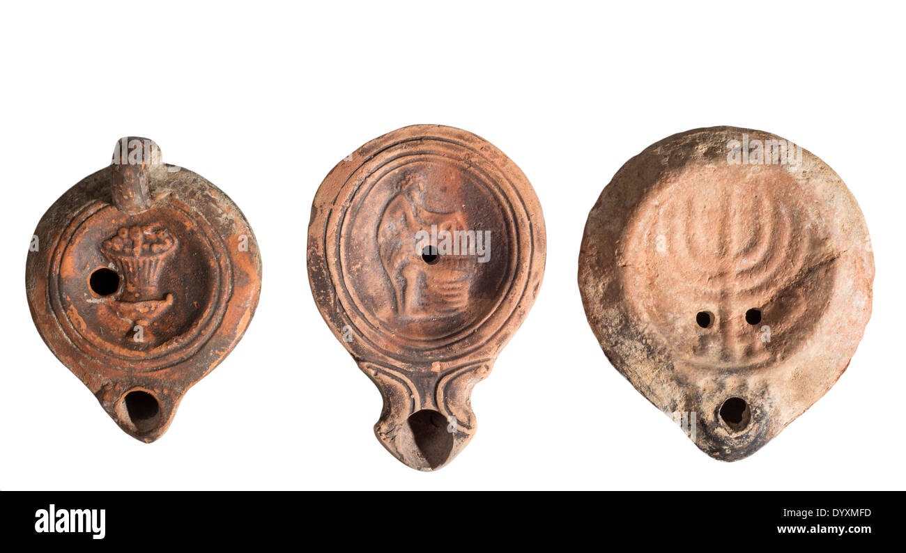 Römerzeit Terra-Cotta Öl Lampen 3-4. Jahrhundert CE. Die auf der rechten Seite ist jüdisch mit sieben verzweigte Menorah Stockfoto