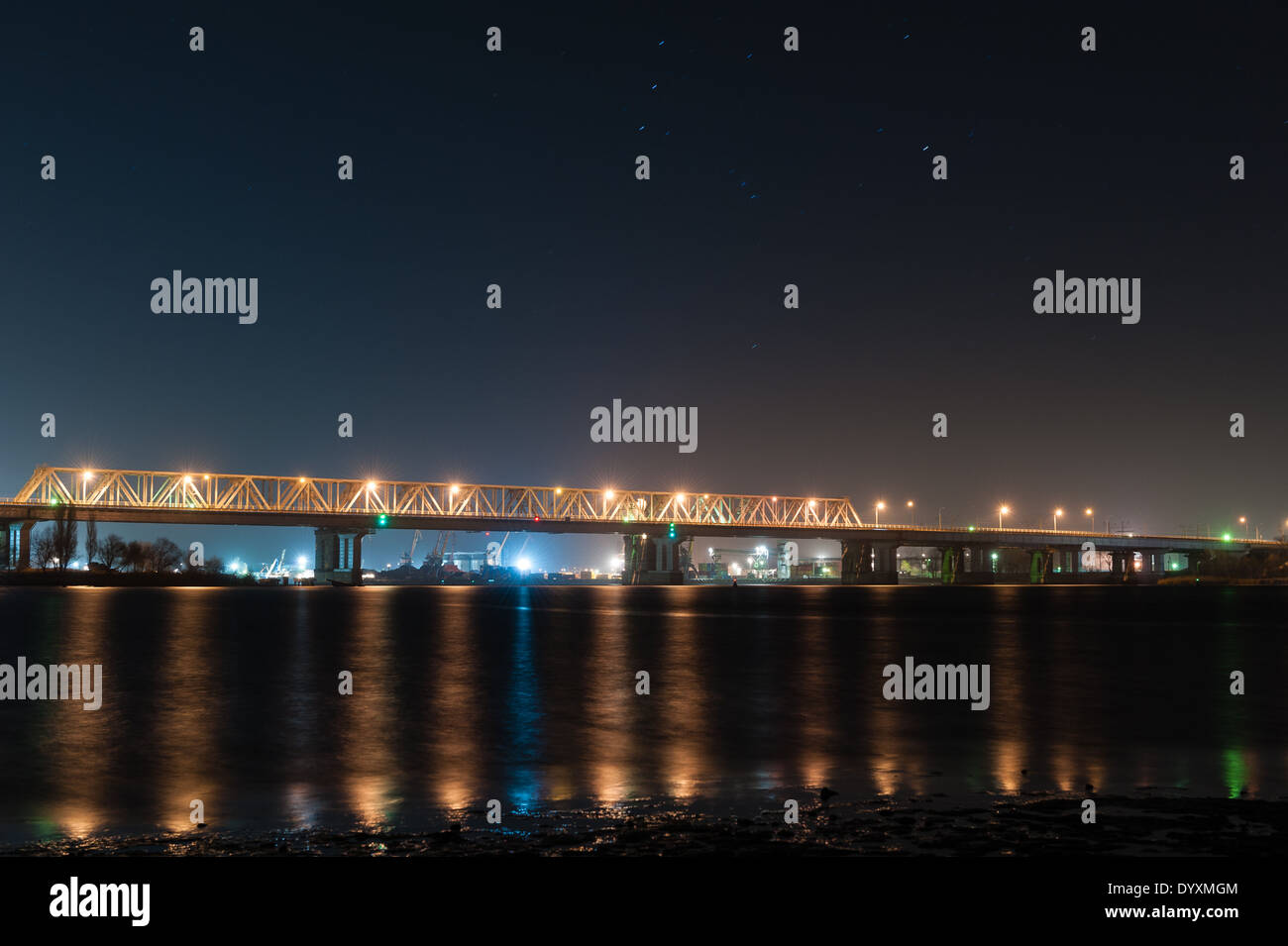 Nachtlichter Brücke Stockfoto