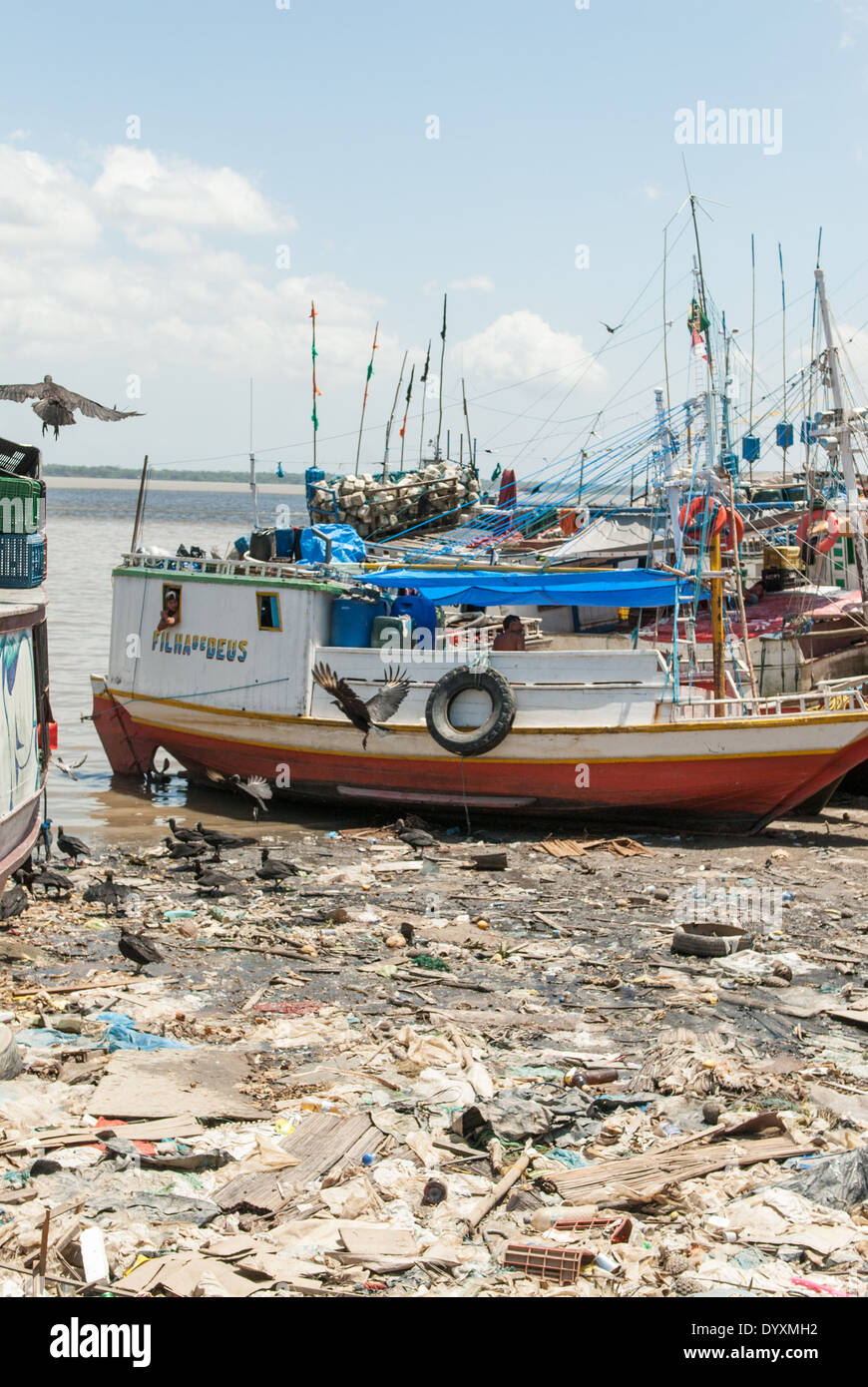 Belem, Bundesstaat Para, Brasilien. Ver-o-Peso Fischmarkt Hafen mit Müll und Geier. "Tochter des Gottes" (Filha de Deus) Flussschiff. Stockfoto