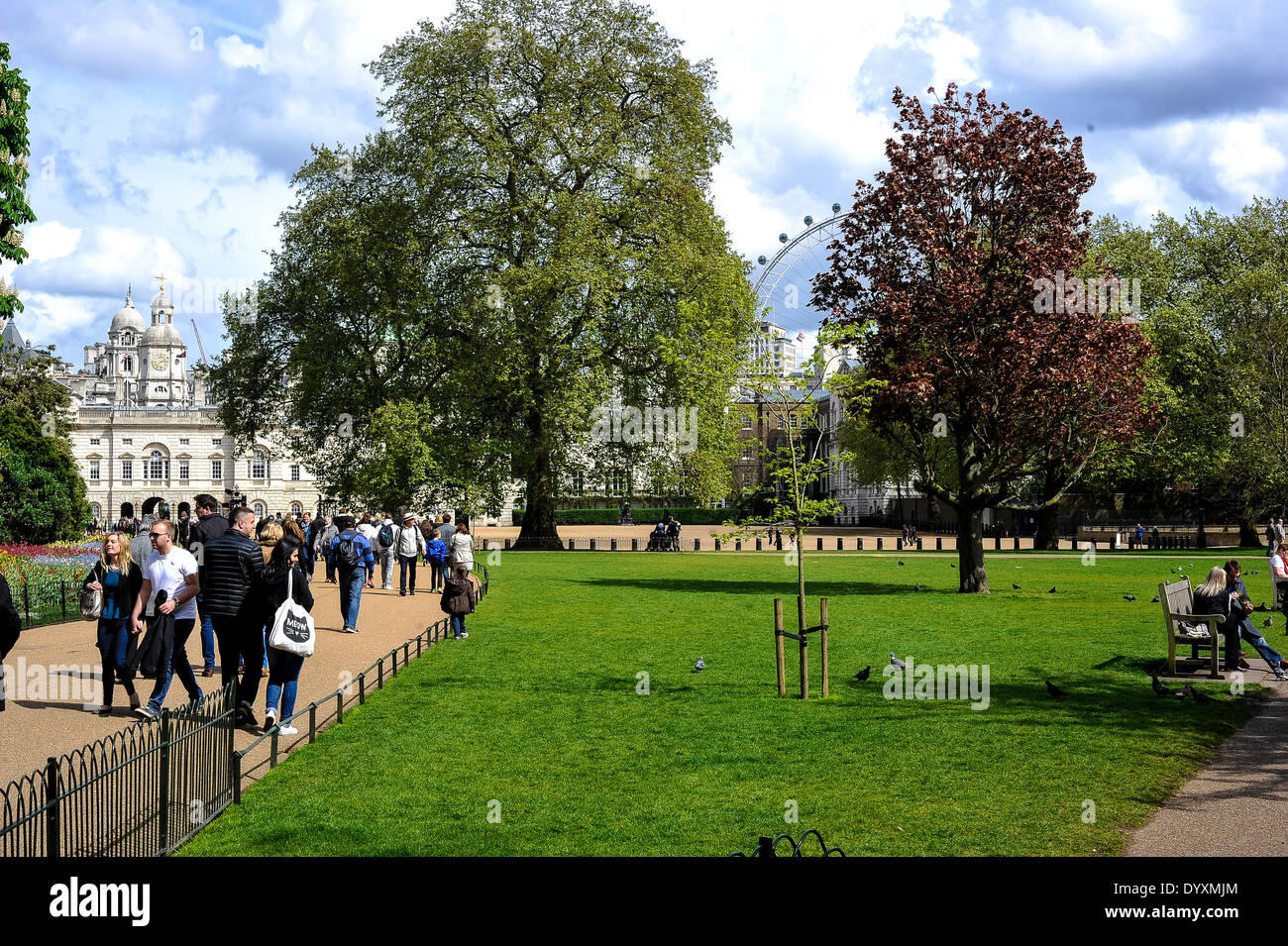 Menschen genießen Sie ein sonniges Wochenende in London, ein Spaziergang im Park und Blick auf die Tiere im St. James Park, London, UK, 26. April 2014 Stockfoto